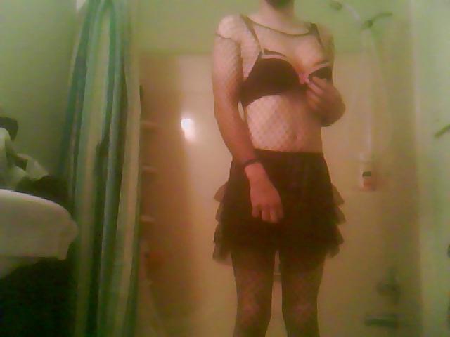 6P Vikki playing in the bathroom