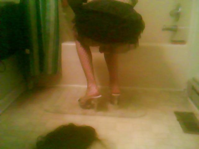 6P Vikki playing in the bathroom