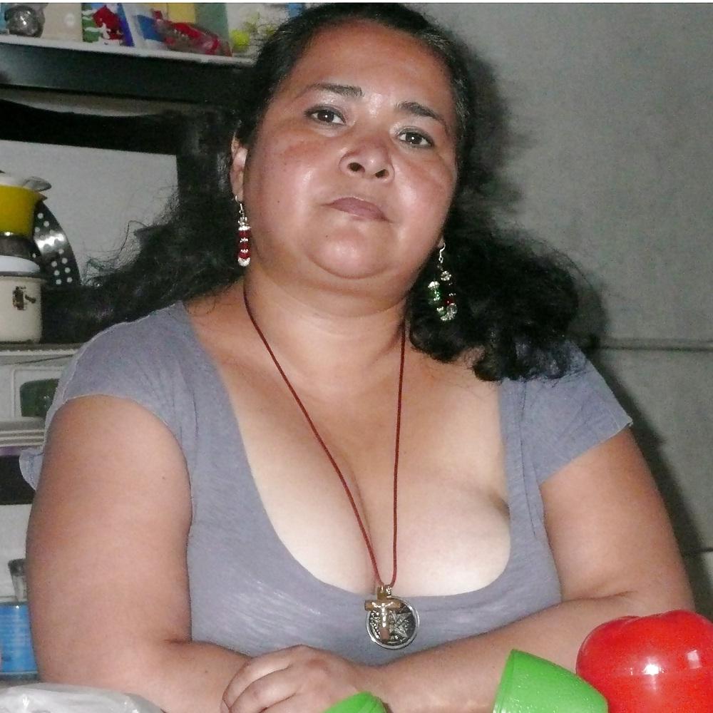 25P La Chalupa aka OXXO Reynosa - Bathing Mexican Xwife