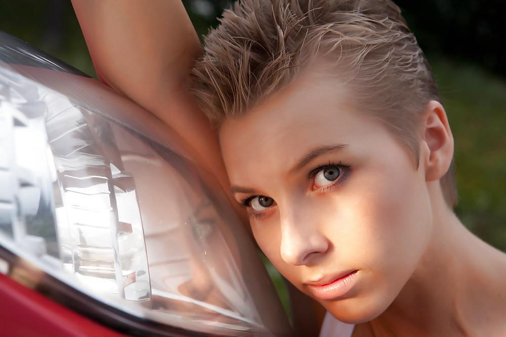 20P Short haired girl shows her pussy
