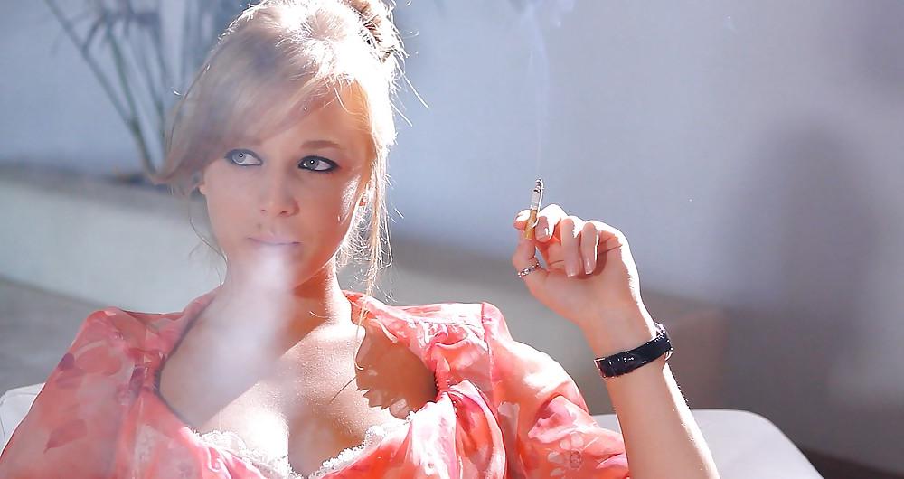 22P Glamour Smoking: Natia