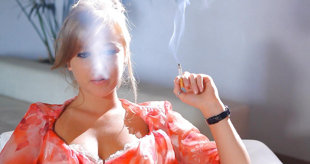 22P Glamour Smoking: Natia