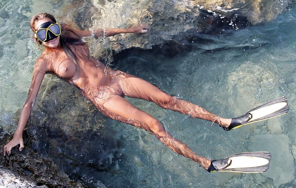20P Sexy amateur model goes diving naked
