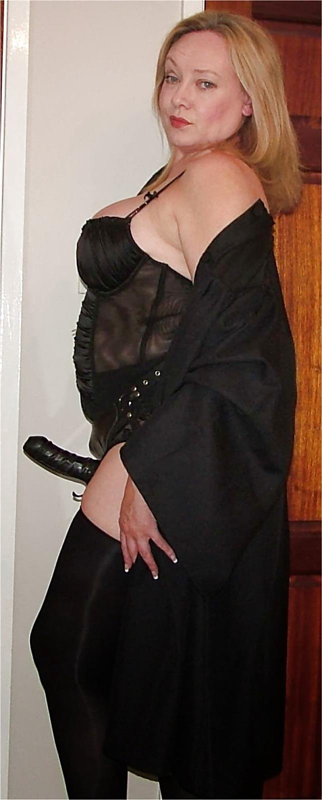 4P Strap On Milf