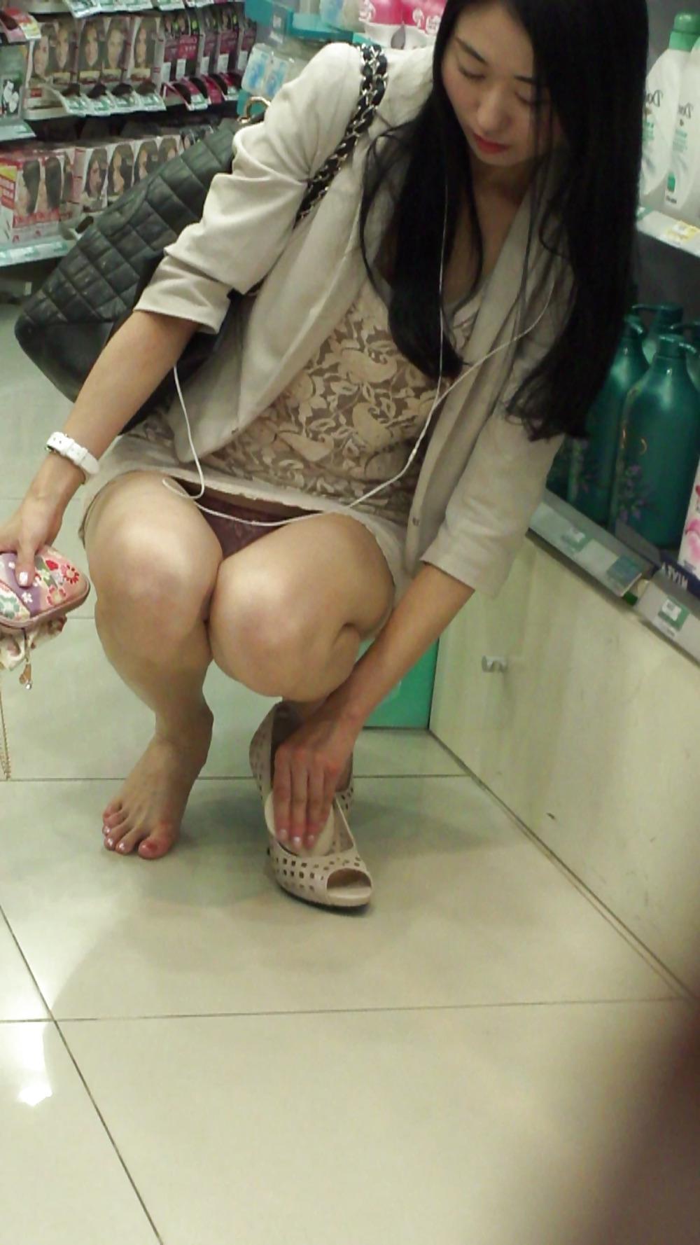 25P Pretty chinese girl in public