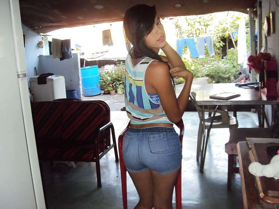 11P Latina ass in jeans 3