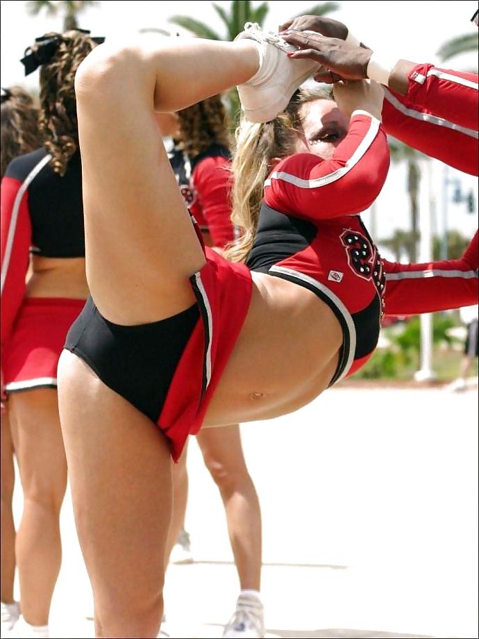 25P Cheerleader cuties with there legs wide apart. 