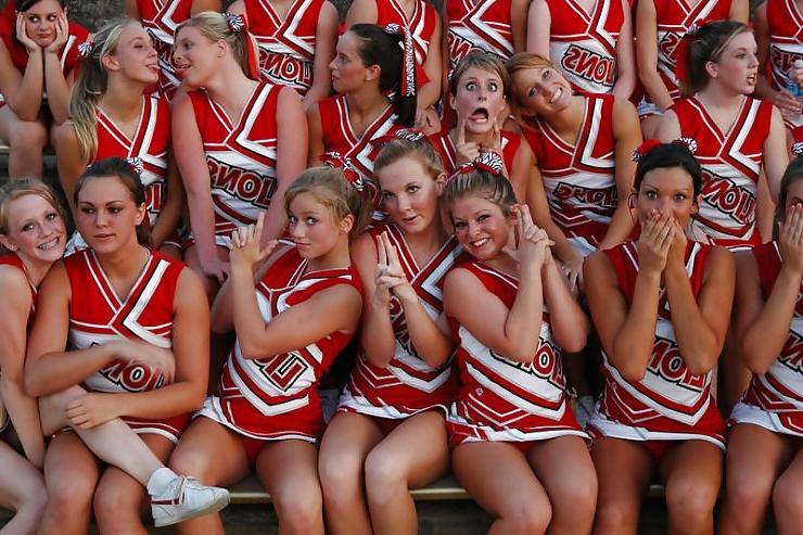 25P Cheerleader cuties with there legs wide apart. 