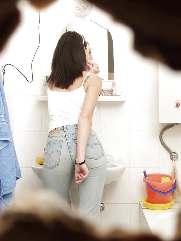 18P PEEKING IN TEENS BATHROOM