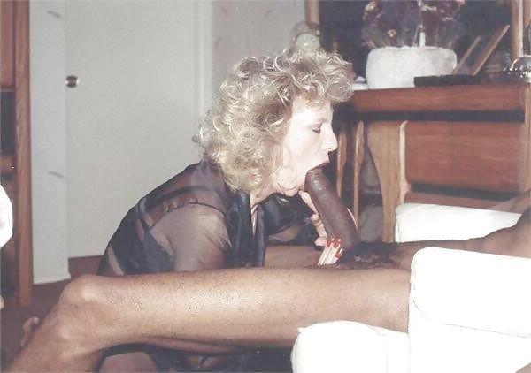 25P White amature sluts sucks big black cock(BBC)