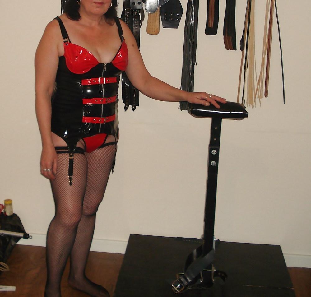 7P MISTRESS S BASQUE AND STOCKINGS