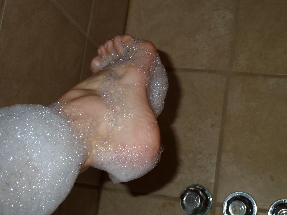 4P Feet in bath