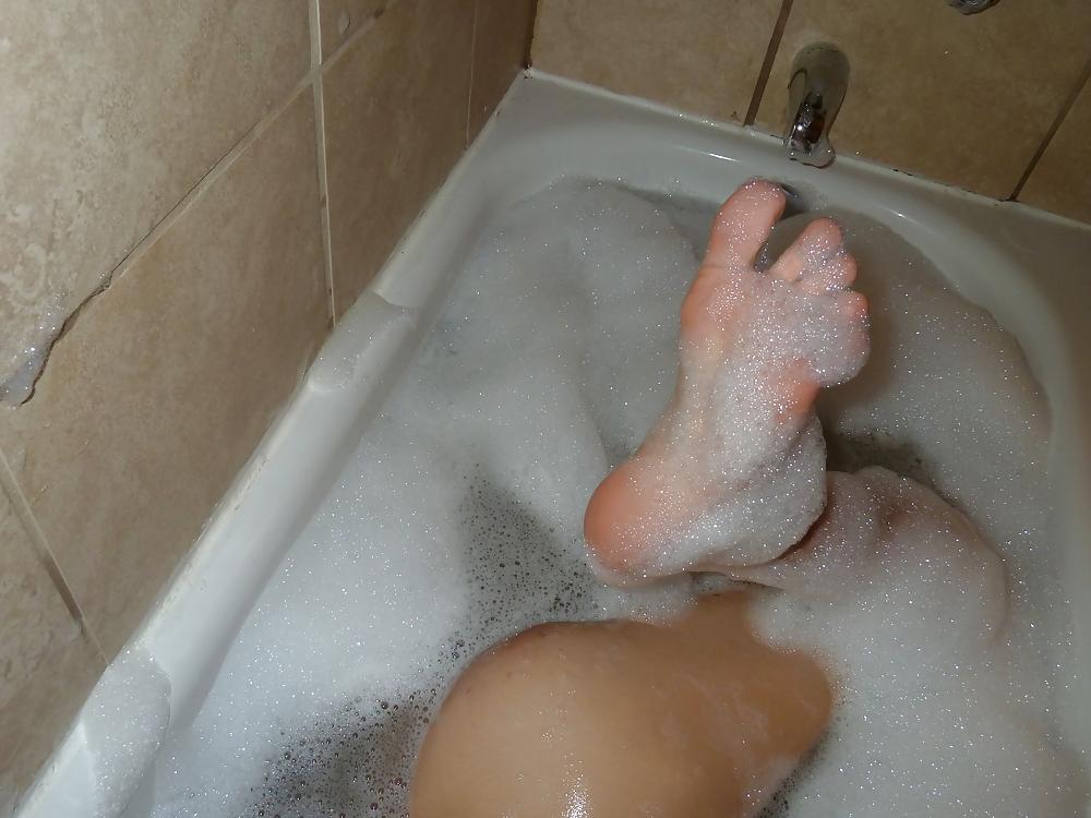4P Feet in bath