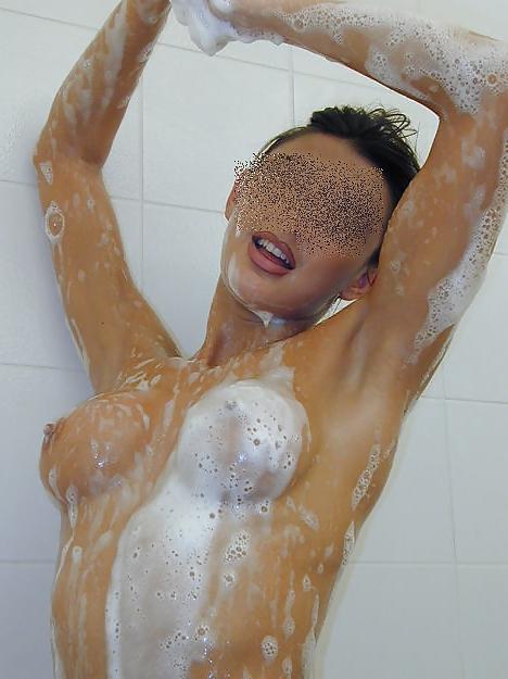 20P Indian Wife Bathing