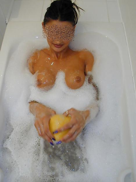 20P Indian Wife Bathing