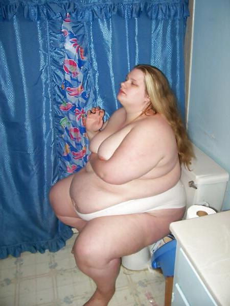 22P Girls In The Bathroom