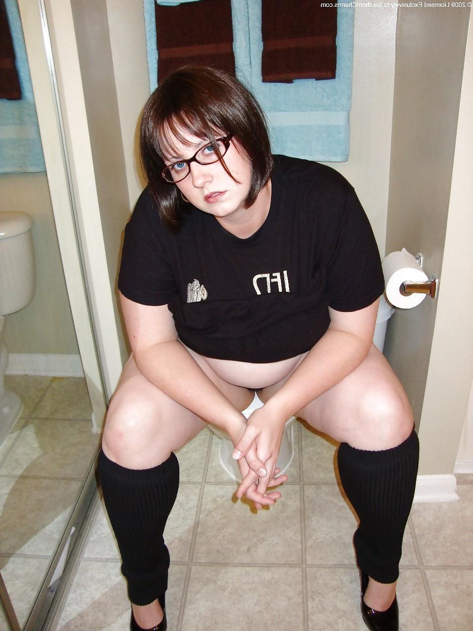 22P Girls In The Bathroom
