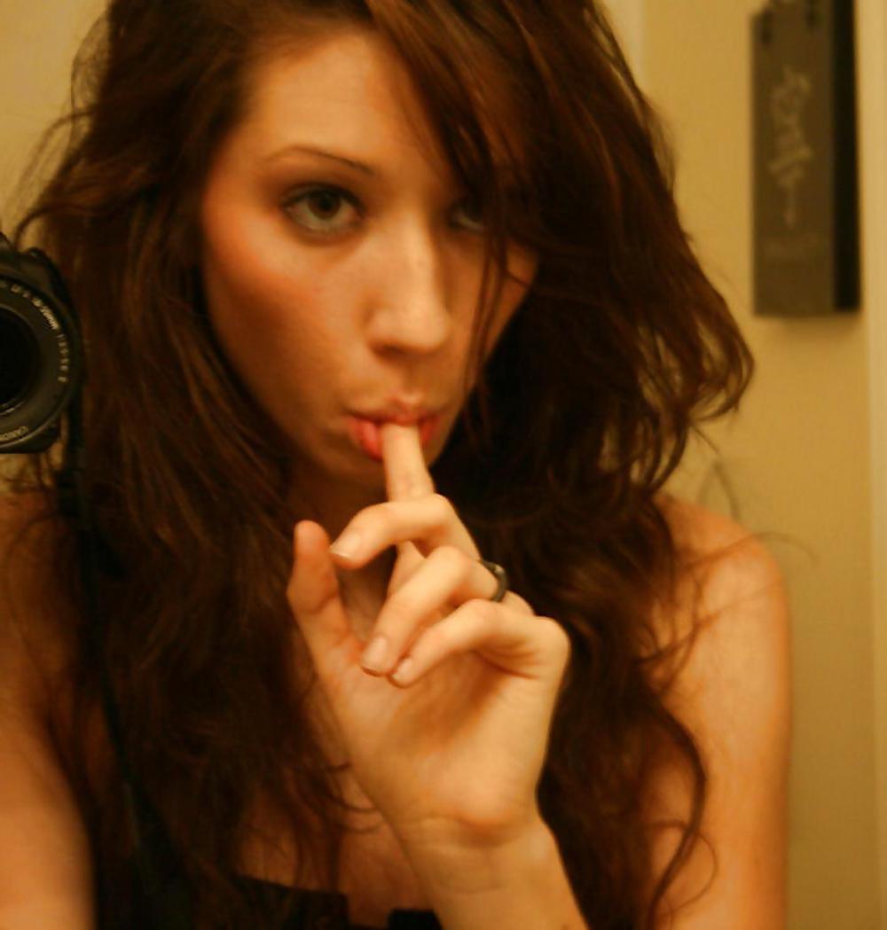 25P Brunette Bathroom Pics