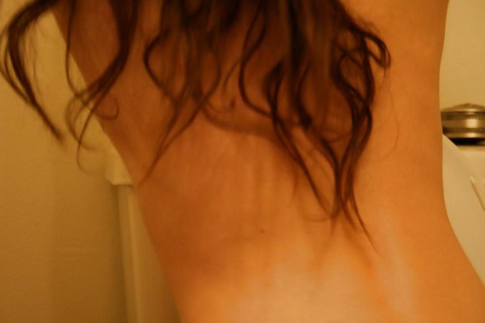 25P Brunette Bathroom Pics