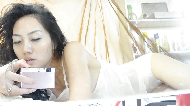 17P Chinese girl takes self pics