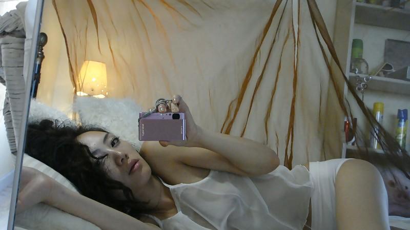 17P Chinese girl takes self pics