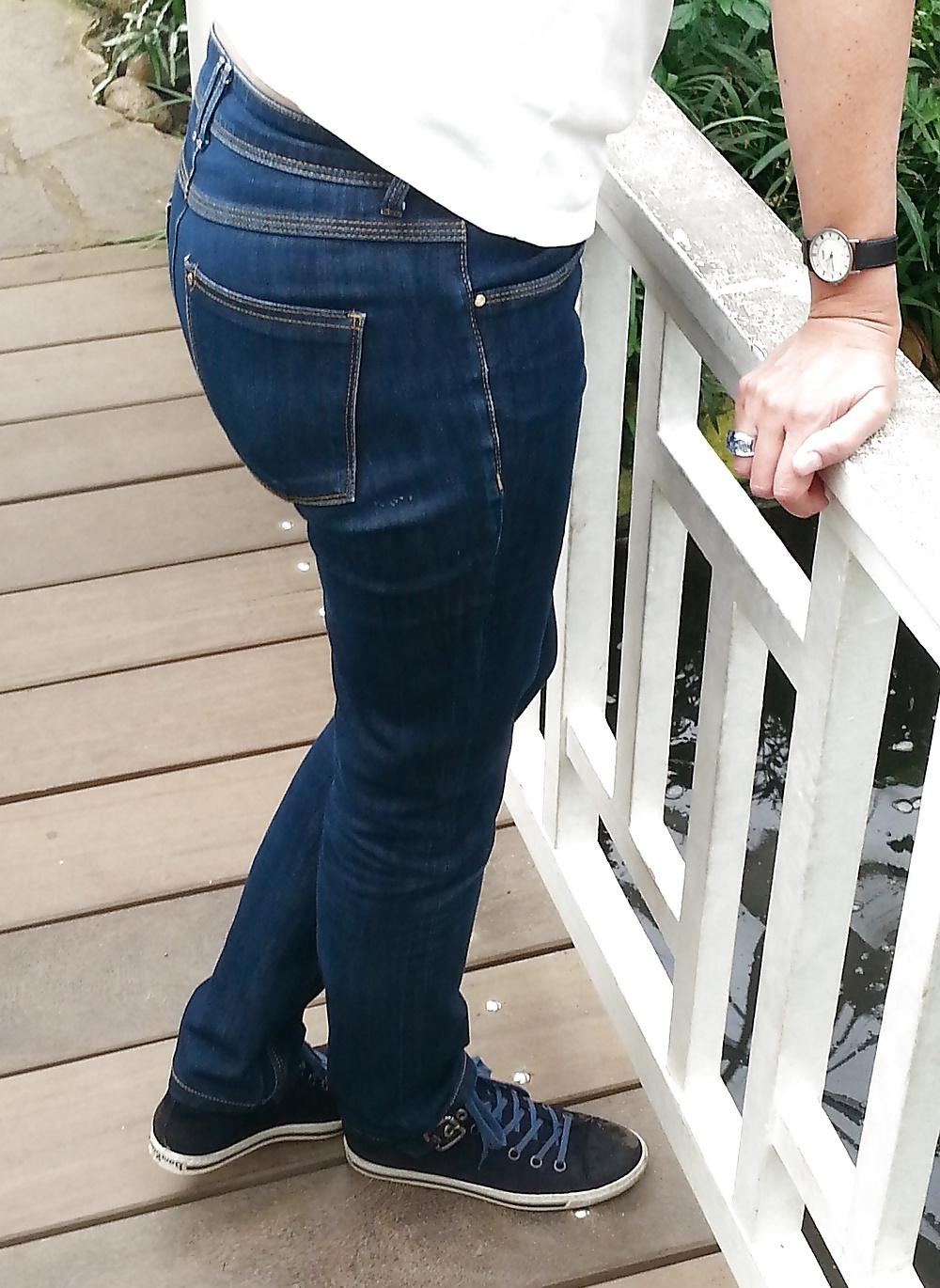 25P Big firm mature ass in jeans