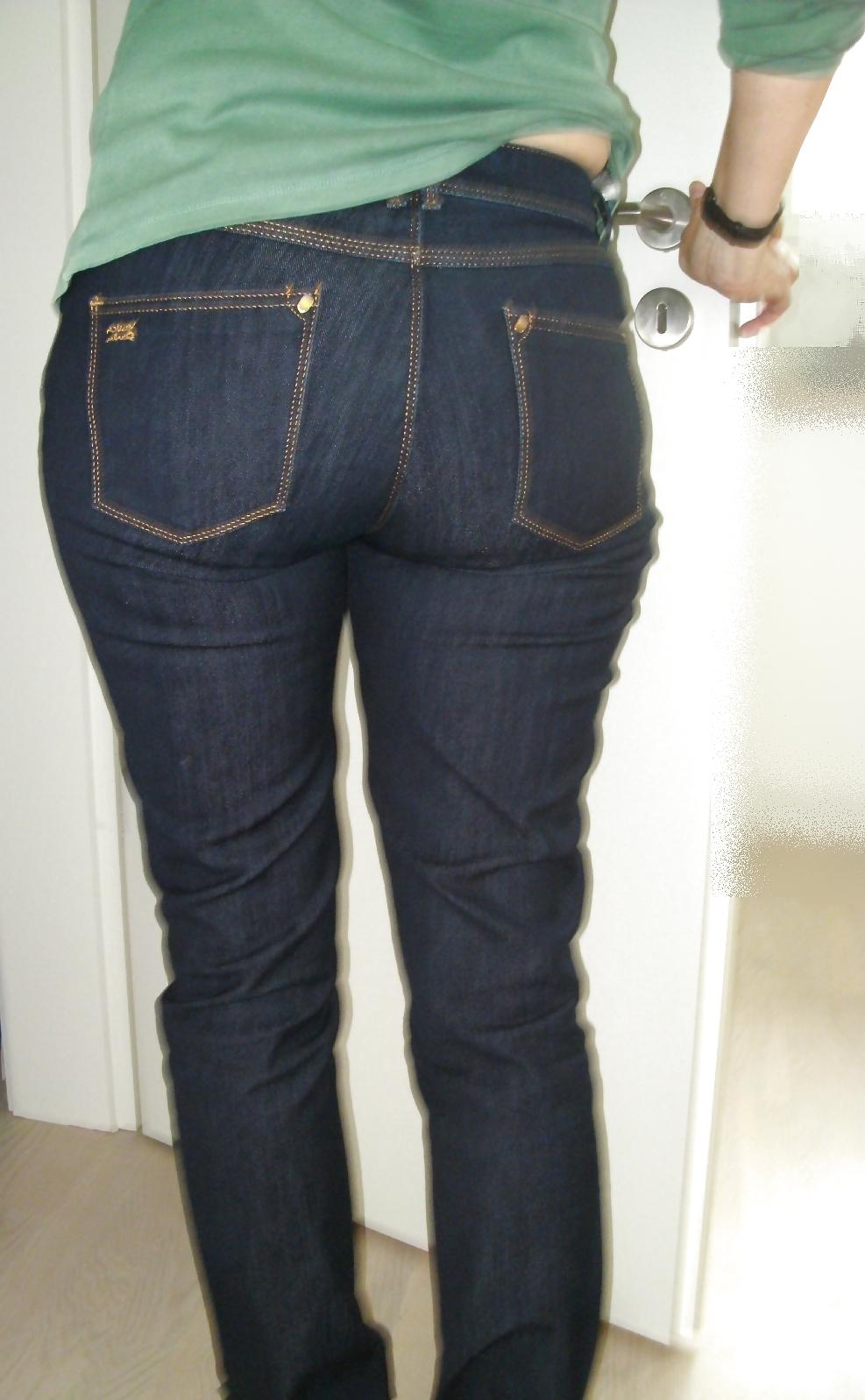 25P Big firm mature ass in jeans