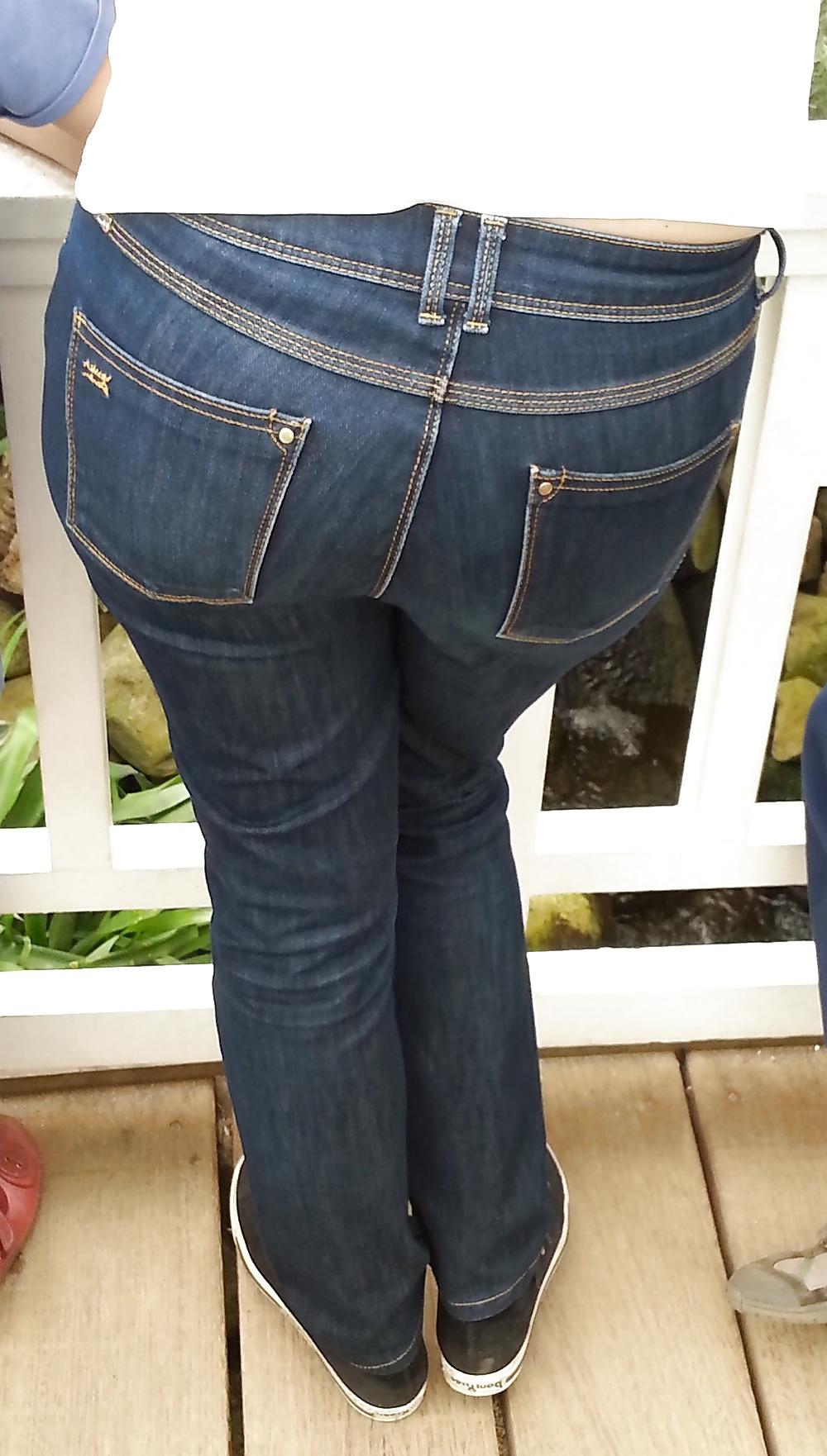 25P Big firm mature ass in jeans