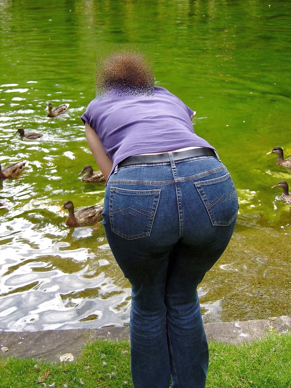 25P Big firm mature ass in jeans