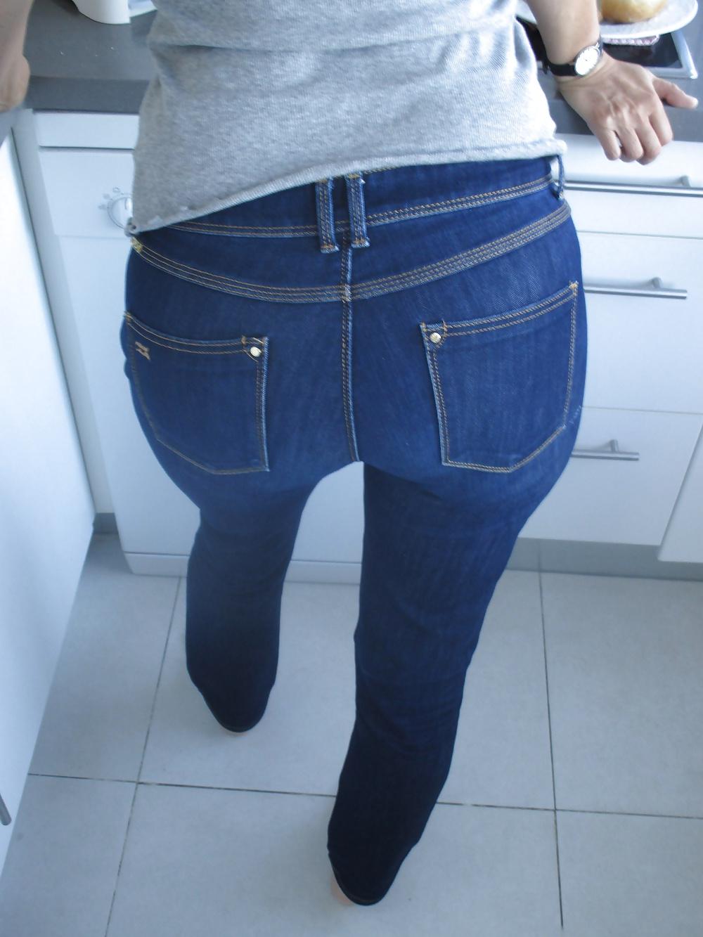 25P Big firm mature ass in jeans