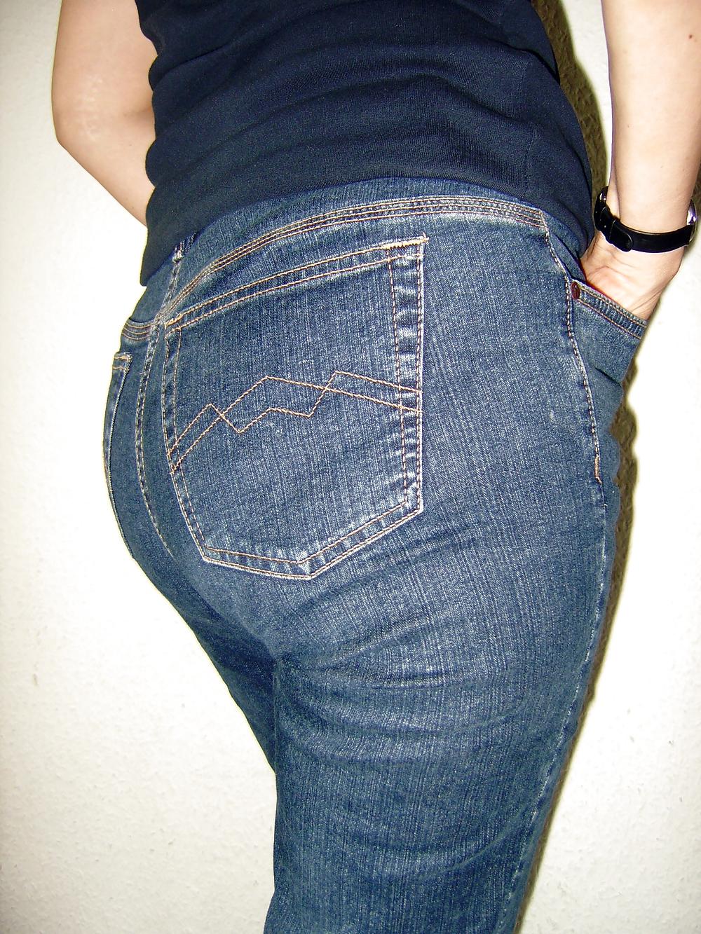 25P Big firm mature ass in jeans