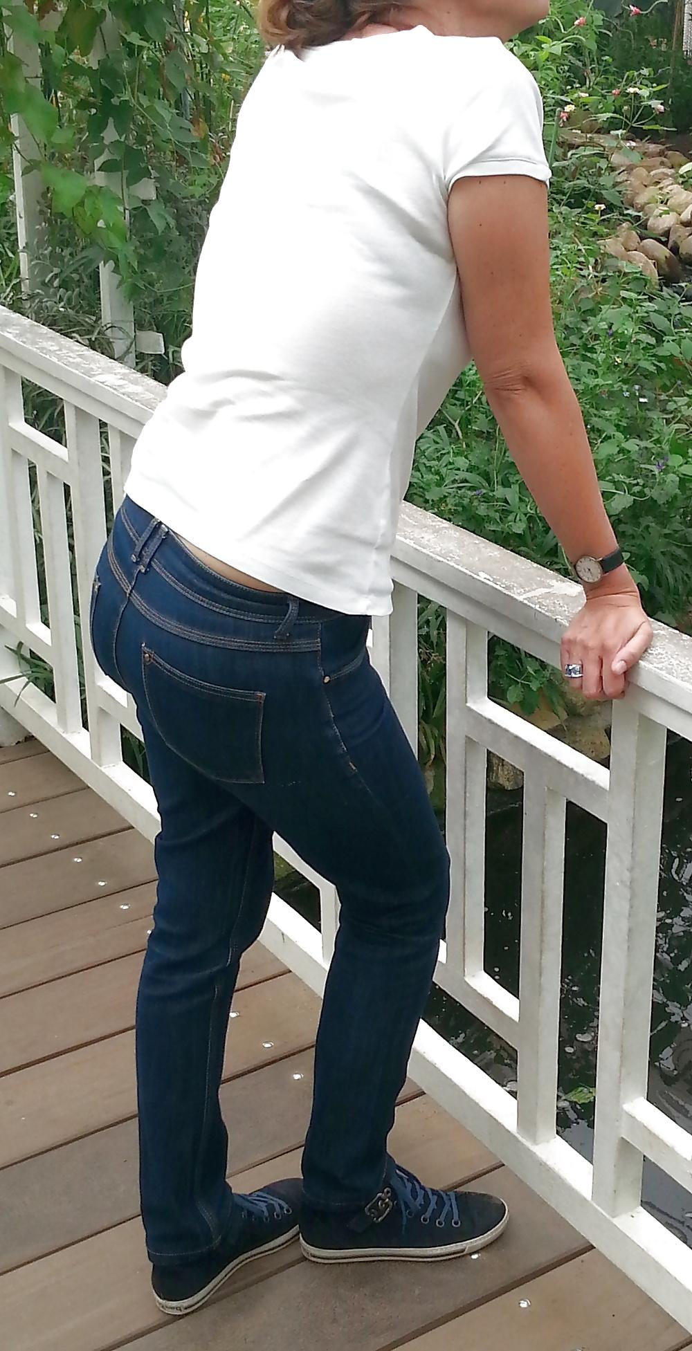 25P Big firm mature ass in jeans