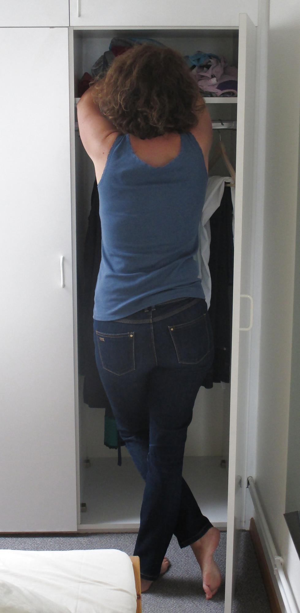 25P Big firm mature ass in jeans