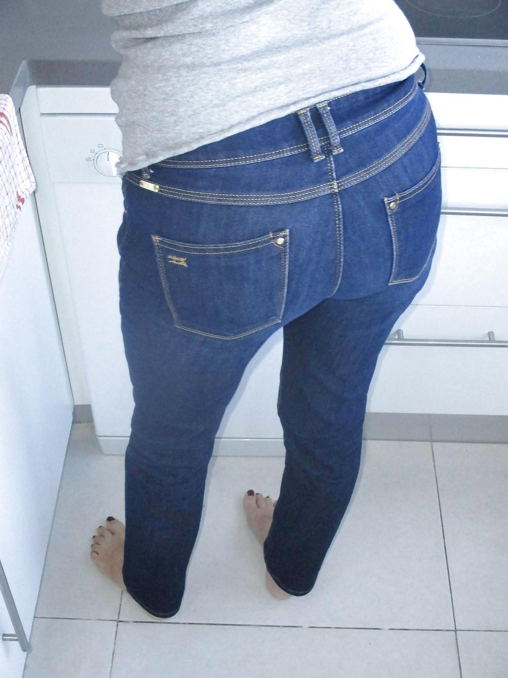 25P Big firm mature ass in jeans