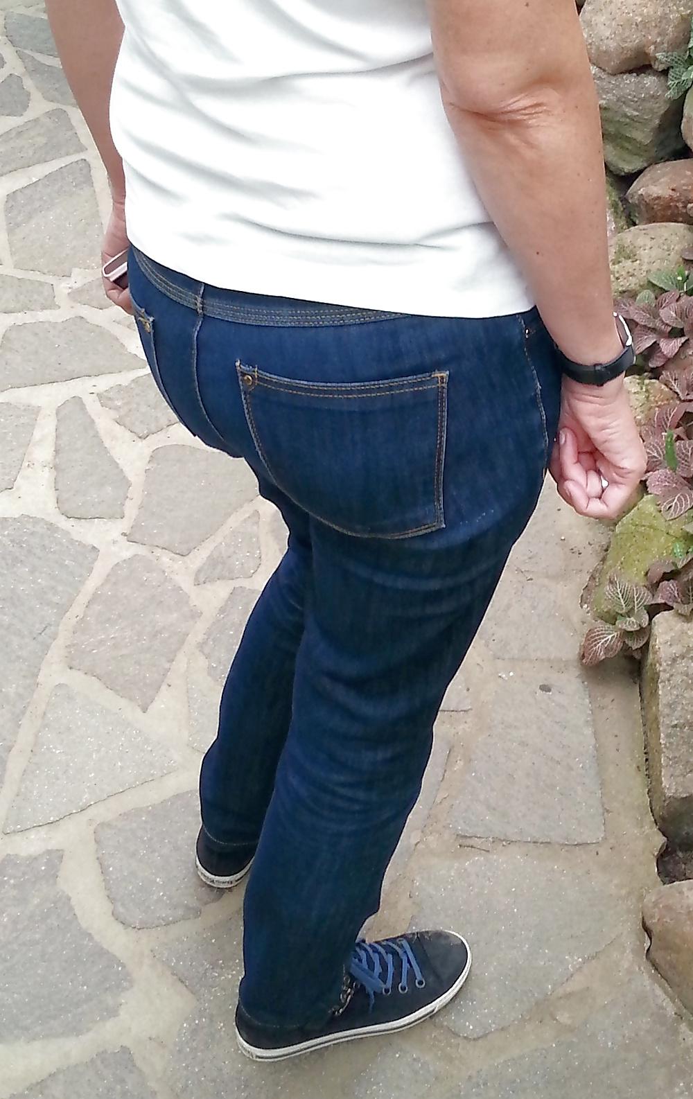 25P Big firm mature ass in jeans