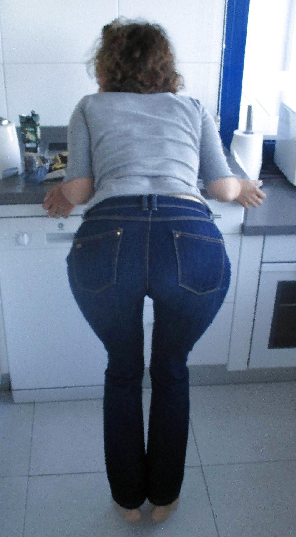 25P Big firm mature ass in jeans