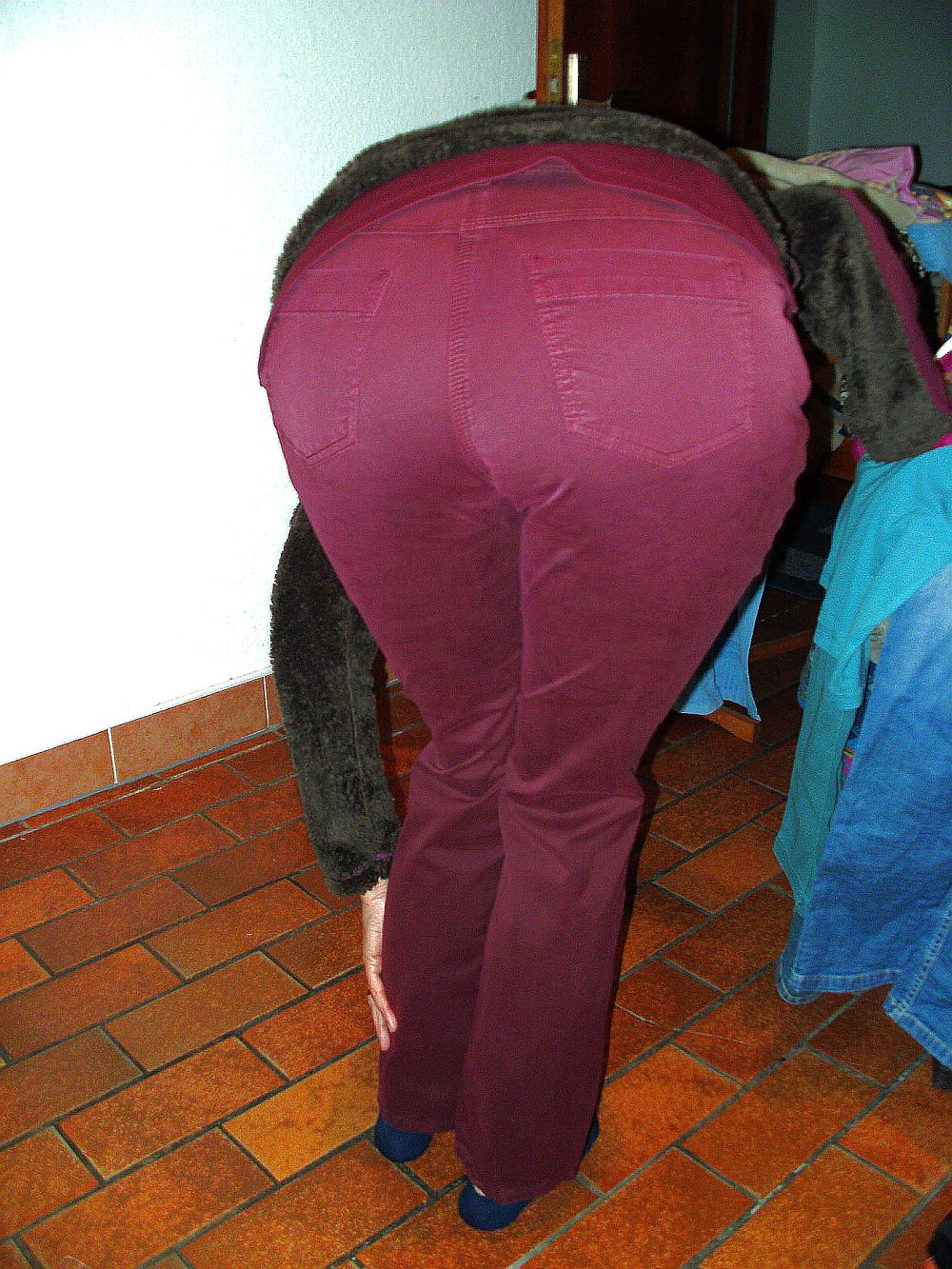 25P Big firm mature ass in jeans