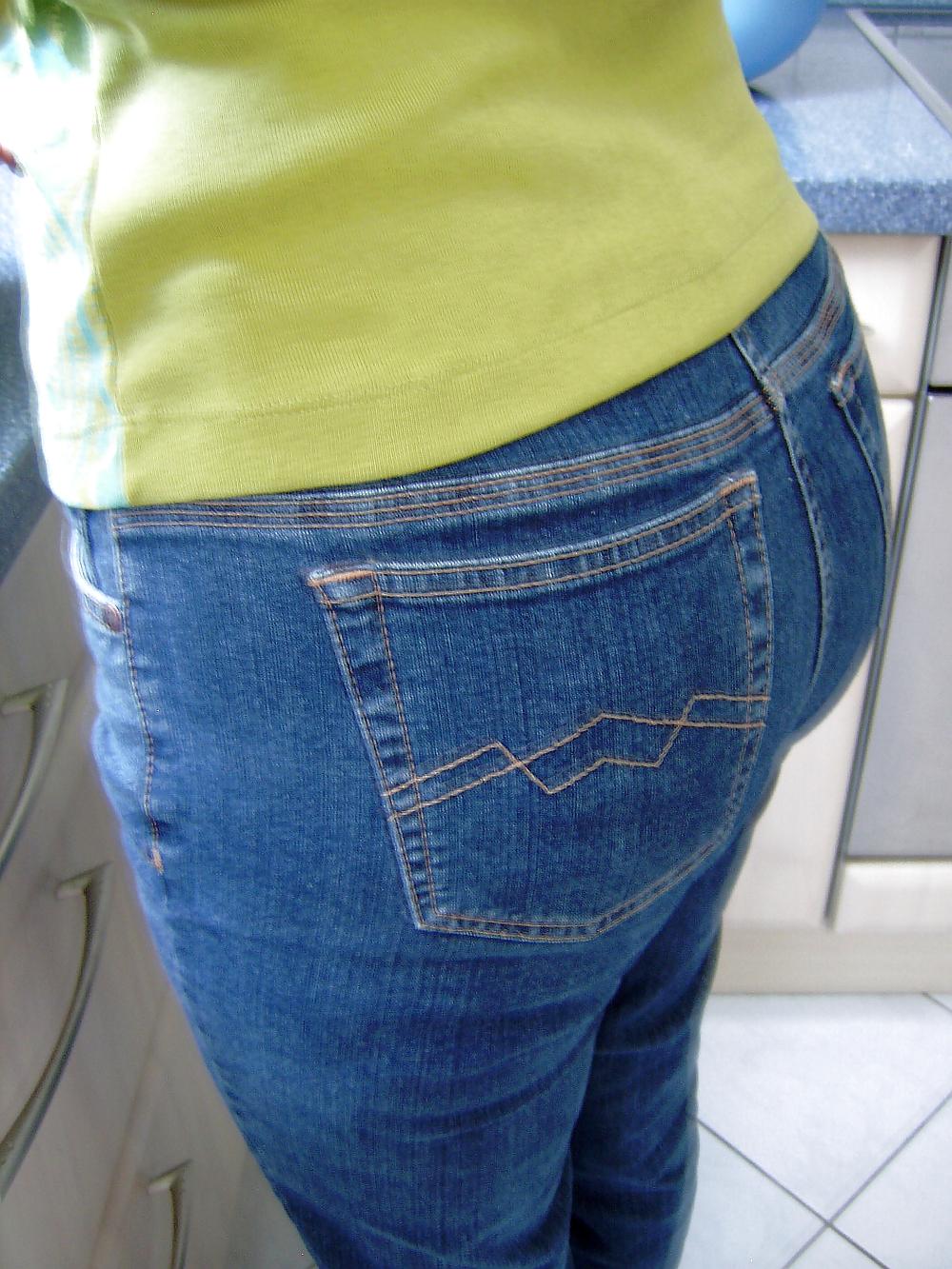 25P Big firm mature ass in jeans