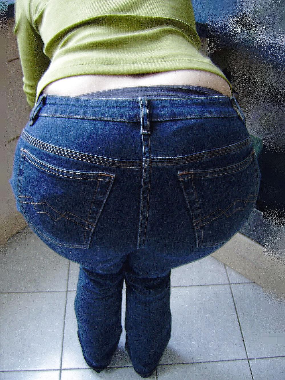 25P Big firm mature ass in jeans
