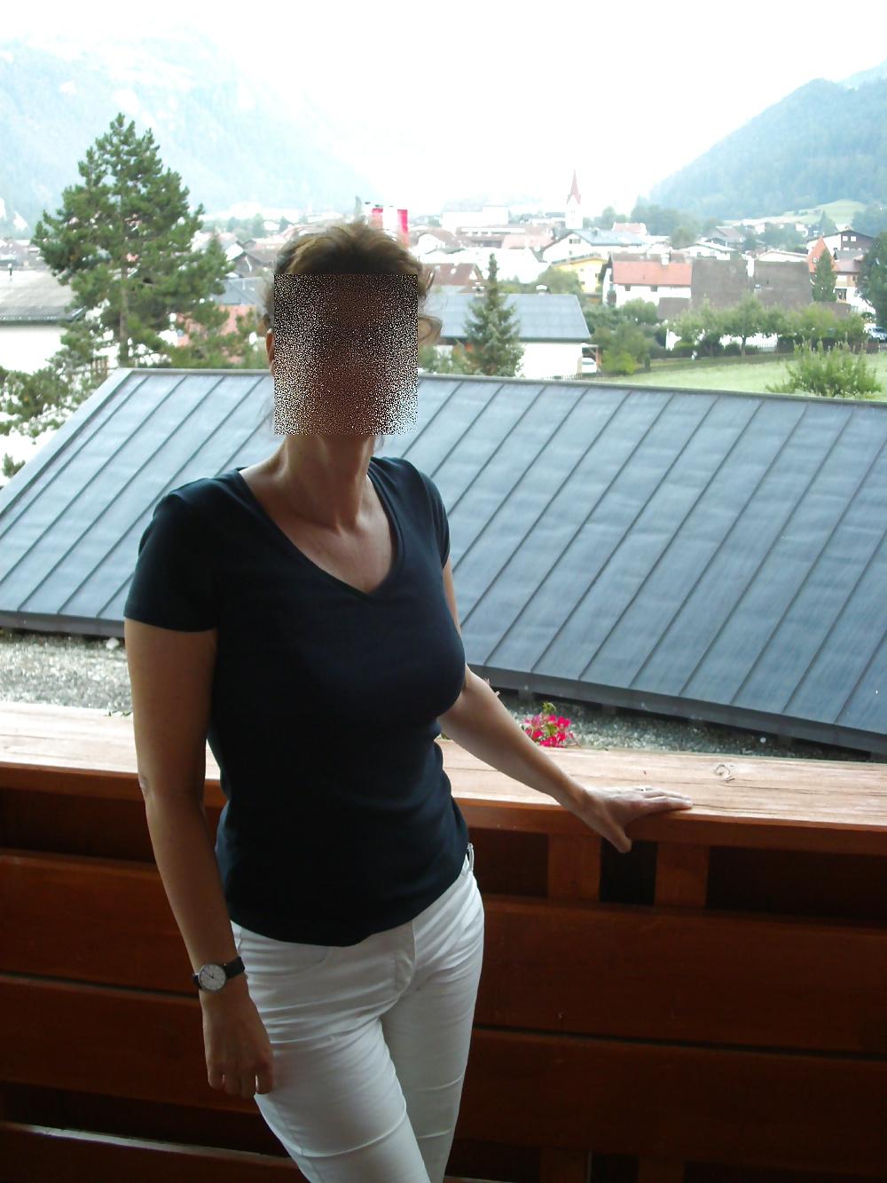25P Big firm mature ass in jeans