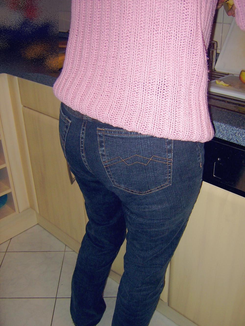 25P Big firm mature ass in jeans