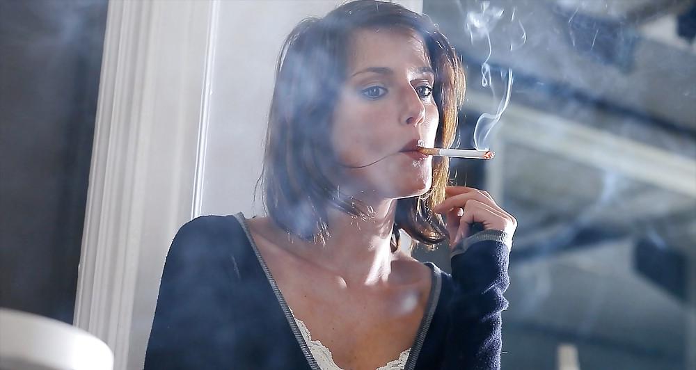 25P Glamour Smoking: Nuria