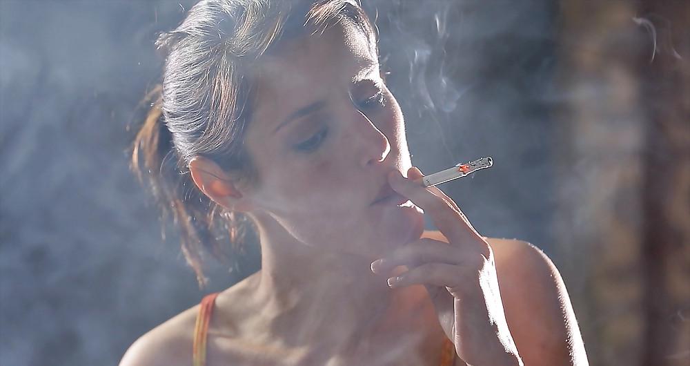 25P Glamour Smoking: Nuria