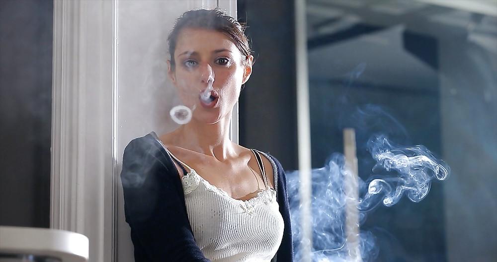 25P Glamour Smoking: Nuria