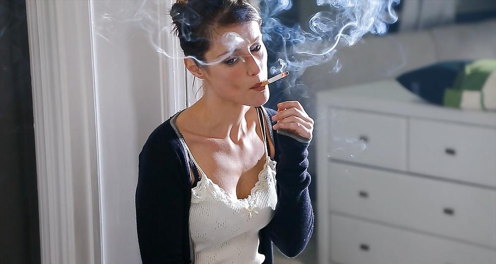 25P Glamour Smoking: Nuria