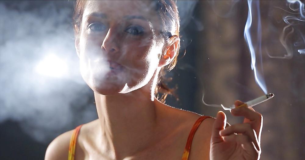 25P Glamour Smoking: Nuria