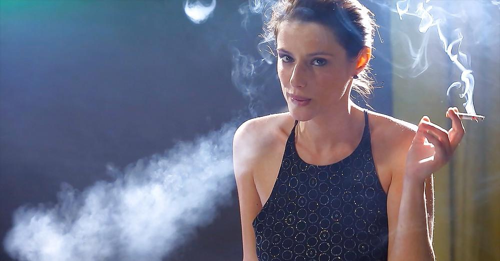 25P Glamour Smoking: Nuria