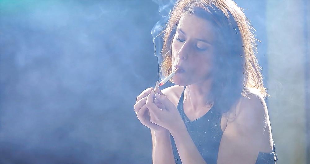 25P Glamour Smoking: Nuria