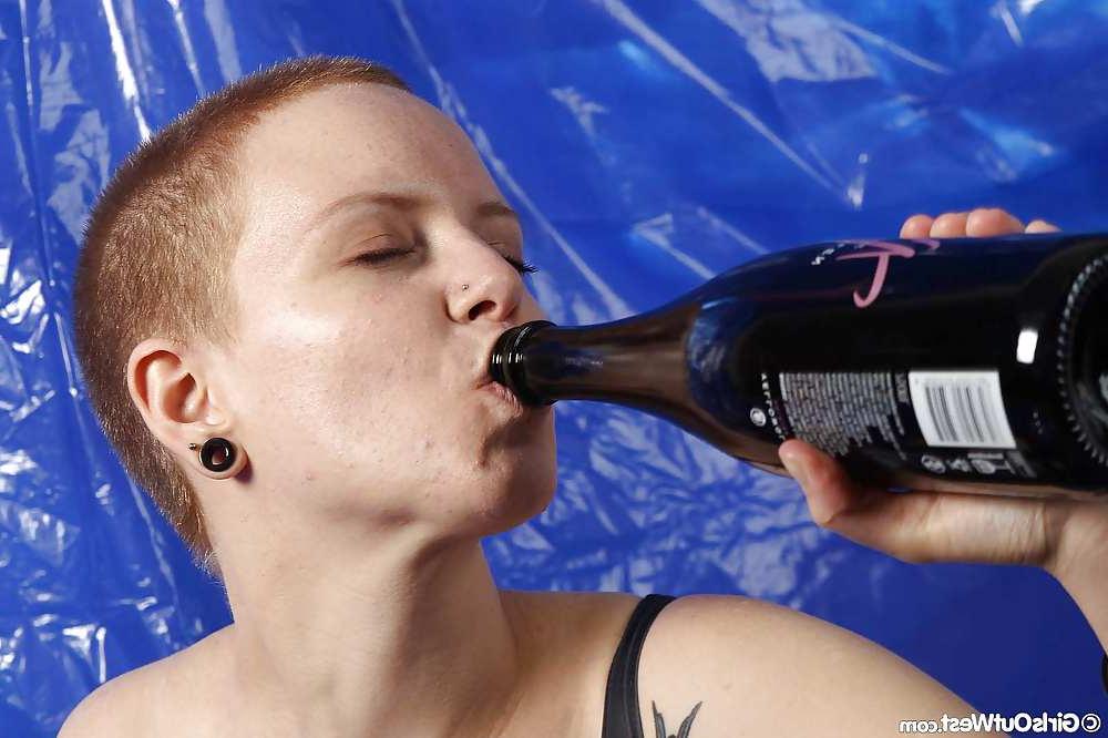 16P Dirty short haired amateur loves chamapgne