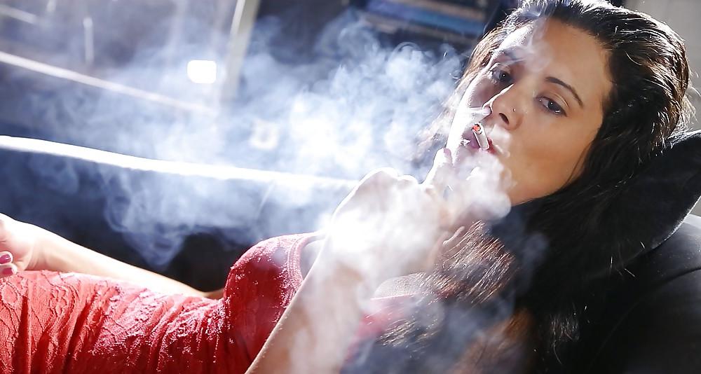 25P Glamour Smoking: Teresa